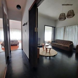 Casa c/amplio jardín, garage y parrilla.